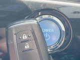 【スマートキー】カバンやポケットに入れたままでもドアの施錠・解錠が可能なスマートキーを装備。エンジンのオン・オフ時もカギを取り出す必要が無いからとっても便利です♪