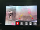 【全方位モニター】まるでクルマを真上から見下ろしたかのような視点で駐車をサポートします!クルマの斜め後ろや真横など、前後左右の4つのカメラの映像が合成されて、モニターに映し出されます。
