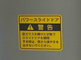 見た目が大事!な外装はぴかっとキレイに磨いており、経年のくすみもよみがえっております。ヘッドライトやドア周辺を磨く際にはマスキングテープを使用して保護しながら丁寧に作業をしております。