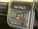 【オートエアコン】一度お好みの温度に設定すれば、車内の温度を検知し風量や温度を自動で調整。暑い&hellip;寒い&hellip;と何度もスイッチ操作をする必要はありません。快適な車内空間には必須の機能ですね♪