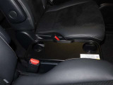 二列目シートの間にミニテーブル兼ドリンクホルダーが有ります♪畳めば3列目へ移動がスムーズに出来る通路に早変わりします(^_-)-☆