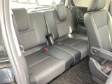 【3列目後部座席】3列目でも快適なスペースを確保しています!!また2列目が乗り込みやすいように可動しますので乗り降りもラクラクです!