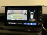 リバースギアに入れるだけで後方の表示へ切り替わります。夜間や雨の日の駐車も楽になりますよ。