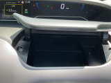 運転席側に小物入れ・USB電源ソケットが中にあります。