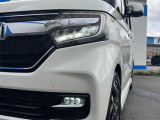 【LEDヘッドライト】悪天候や夜間走行時も良好な視界を確保し安心して運転できる高輝度LEDヘッドライトを装備!点灯速度が早く、消費電力も抑えられています。