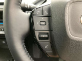 運転中、オーディオの操作をしてて、ハッとしたことはありませんか?ステアリングスイッチは、運転中でもハンドルでオーディオの操作が可能です。安全なドライブをサポートします。