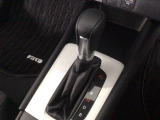 オートマチックシフトレバーは、手になじみ操作しやすい形状で安全運転にもつながります♪