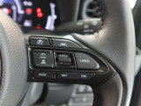 アダプティブクルーズコントロール機能付きです。走行中に先行車の様子を検知しながら、設定した車速の範囲内で先行車との距離のキープを支援します。詳細は販売店スタッフまでおたずねください。