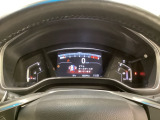 真ん中にスピードメーターを配した、見やすいメーターになっています。中央のインフォメーション画面でオドメーターや燃費などの情報を確認できます。