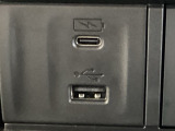 エアコン操作パネルの左側に、スマートフォンなどの充電可能なUSB端子と、音源などの外部入力の可能なUSB端子がついています。移動中に充電もできるので便利です。