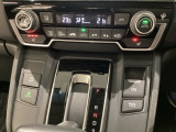 プラズマクラスター付き・オートエアコンがついてます。左右独立で温度設定のできるデュアルオートエアコンです。パネル内のシートヒータースイッチは前席の左右別々に3段階で温度設定ができます。