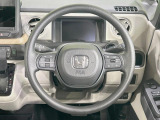インテリアに合わせたデザインのステアリングは、運転される方のことも考え、運転しやすい形状、大きさです。是非一度、実際に触ってお確かめください。