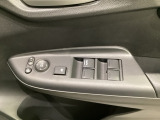 ハンドルの右側に電動格納付きパワーミラーの操作スイッチがついています。左右のサイドミラーの角度調節も微調整ができて便利です。パワーウインドウは運転席でドア4枚とも上下の操作ができるようになっています。