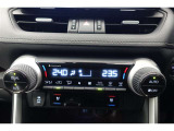 ★運転席と助手席でそれぞれお好みに合わせて温度設定が行えるフルオートエアコンです。外気温や室温、日射量を感知し、吹き出し温度、風量を緻密に制御します