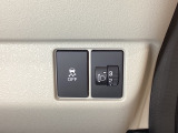 ハンドルの右側にはヘッドライトレベライザーとVSA(ABS+TCS+横滑り抑制)の解除スイッチがついています。ヘッドライトレベライザーは道路状況や積荷の加重に応じてライトの高さを調節できます。