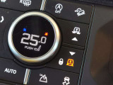 【電子制御エアサスペンション】ドライブモードを選択するとモードにあった車高になりお客様の負担を軽減致します。オプション内にアダプティブダイナミクスも含まれます。