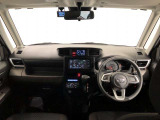 シンプルながら機能性あふれる運転席廻りです。視界性もよく、運転しやすいですよ。