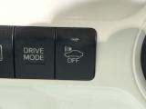 ハイブリッド車や電気自動車には「車両接近通報装置」が装着されています。早朝や深夜などできるだけ音を出したくない時にはスイッチで機能のON/OFFが可能です。