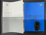 スマートキーは鍵をバッグに入れたままでもドアロックの開閉やエンジンのON・OFFができます。夜間や雨の日も鍵を探さなくて良いので便利です。