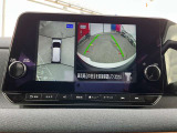上空から見下ろしているかのような映像をディスプレイに映し出し、スムースな駐車をサポートします。画面は「トップビュー」のほか「サイドブラインドビュー」への切り換えが可能。ますます安心です