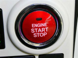 プッシュ式エンジンスタートボタンです。勿論スマートキーは、バックに入れたままでOKです!