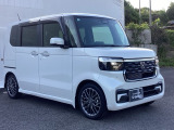 狭い駐車場でも、スライドドアならチャイルドシートへのお子さまの乗降や荷物の積載もスムーズ。とても便利な【両側電動スライドドア】ドアハンドを少し引くだけでリアドアが自動開閉します。