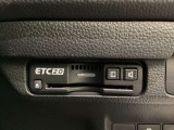 ハンドルの右側にETC2.0がついています。高速道路の料金所の通過も楽々です!。 カードの取り出しもしやすい場所についています。