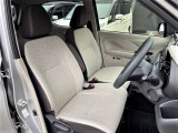 運転席。ベージュを基調としたやさしい色味のインテリアです。