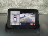 狭い場所での駐車やすれ違いなどでより的確な運転操作に役立つ360&deg;ビューモニターが装備されています。