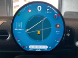 自動車業界初の円形有機ELディスプレイは、スマートフォンのように簡単に操作できます。