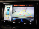 パノラミックビューモニター付きです。車両を上から見たような映像をナビゲーション画面に表示。運転席からの目視だけでは見にくい、車両周辺の状況をリアルタイムでしっかり確認できます。