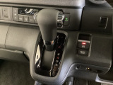 CVT車のセレクトレバーです。低速から高速まで、変速ショックのないスムーズな走りと、エンジン効率のよい領域を維持して燃費にも貢献します。サイドブレーキはスイッチ操作の電子制御パーキングブレーキです。