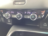 バックモニター付きで、車庫入れやバック時の後方確認をサポート。運転席・助手席、それぞれで温度調節が可能なオートエアコンです。シートヒーター付きなので、寒い日も快適です。
