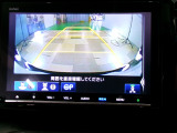 バックカメラの画像です。ガイドラインがスムースな車庫入れをサポートいたします。車庫入れの安心感がアップしますね。