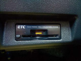 ETCとは、 Electronic Toll Collection System の略で、高速道路の利用時に料金所の通過をスムーズに行うために自動で料金を精算するシステムのことです。