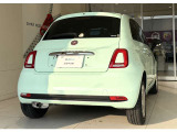 真ん中に輝く「FIAT」のエンブレムが、イタリアからやってきた特別なクルマであることを物語っています。