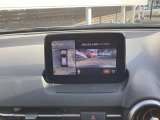 【360&deg;ビューモニター】  とても分かりやすい、クルマの上から見下ろしたような映像で、駐車サポートをしてくれます。