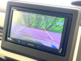 【バックカメラ】駐車時に後方がリアルタイム映像で確認できます。大型商業施設や立体駐車場での駐車時や、夜間のバック時に大活躍!運転スキルに関わらず、今や必須となった装備のひとつです!