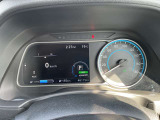 視認性の高いメーター類、安全運転に努められます。