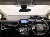 シンプルながら機能性あふれる運転席廻りです。視界性もよく、運転しやすいですよ。