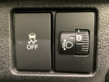 ハンドルの右側にはヘットライトリベライザーとVSA(ABS+TCS+横滑り抑制)の解除スイッチがついています。ヘッドライトリベライザーは道路状況や積荷の加重に応じてライトの高さを調節できます。