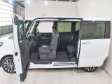 助手席側はセンターピラーレスでお年寄りや小さなお子様の乗り降りや荷物の積み込みも楽チンです!!