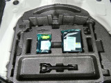 スペアタイヤレス車です。応急セットを搭載しております。