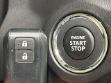 【キーレススタートシステム】カバンやポケットに入れたままでもドアの施錠・解錠が可能なスマートキーを装備。エンジンのオン・オフ時もカギを取り出す必要が無いからとっても便利です♪