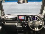 運転席周りです。カップホルダーや小物の収納などは必須ですよね!!使い勝手の良いつくりになっております!!