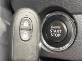 【キーレススタートシステム】カバンやポケットに入れたままでもドアの施錠・解錠が可能なスマートキーを装備。エンジンのオン・オフ時もカギを取り出す必要が無いからとっても便利です♪
