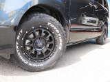 OYO TIRES(トーヨータイヤ)の「OPEN COUNTRY」などのホワイトレタータイヤが装着されています。