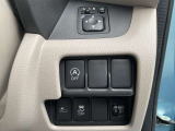 運転席のハンドル右奥側にまとめられたスイッチ群。一目で分かりやすく操作しやすいです。