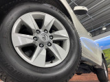 【純正17インチアルミホイール】外観にマッチした純正アルミホイールを装着しております。各種社外アルミホイールや、スタッドレスタイヤも取扱いしております。是非ご相談ください♪