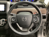 ハンドルにHondaセンシング系のクルーズコントロールやレーンキープアシストなどのスイッチと、オーディオの操作スイッチが装備されています。ハンドルから手を離さず安全に操作できます。